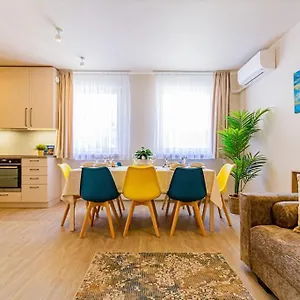 Apartment Roomy 80sqm At Center Free Parking Space, Ac & Balcony, Budapest